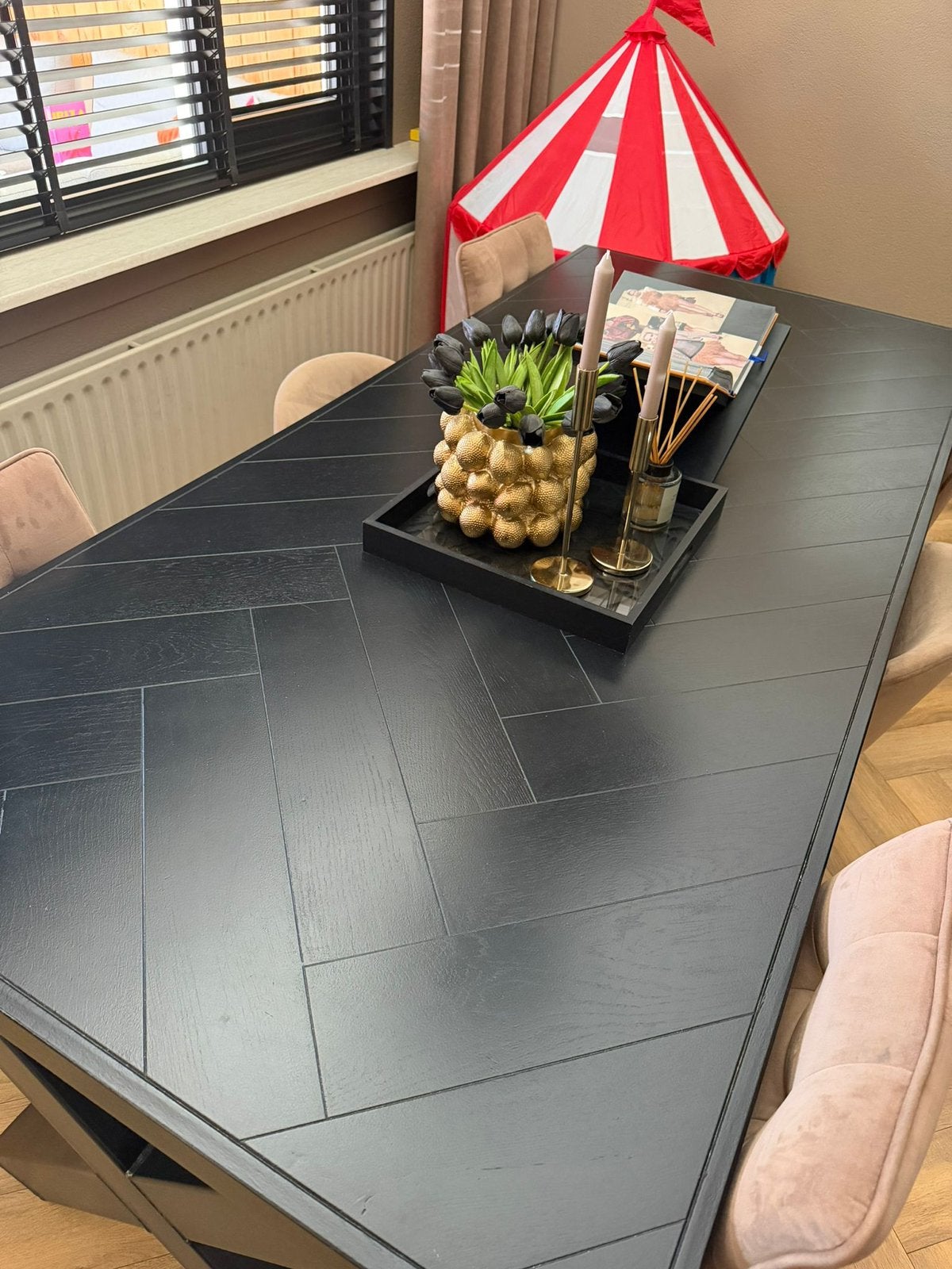 Zwarte eettafel met visgraatpatroon, Huis en Inrichting, Tafels | Eettafels, Ophalen, 100 tot 150 cm, 200 cm of meer, Zo goed als nieuw