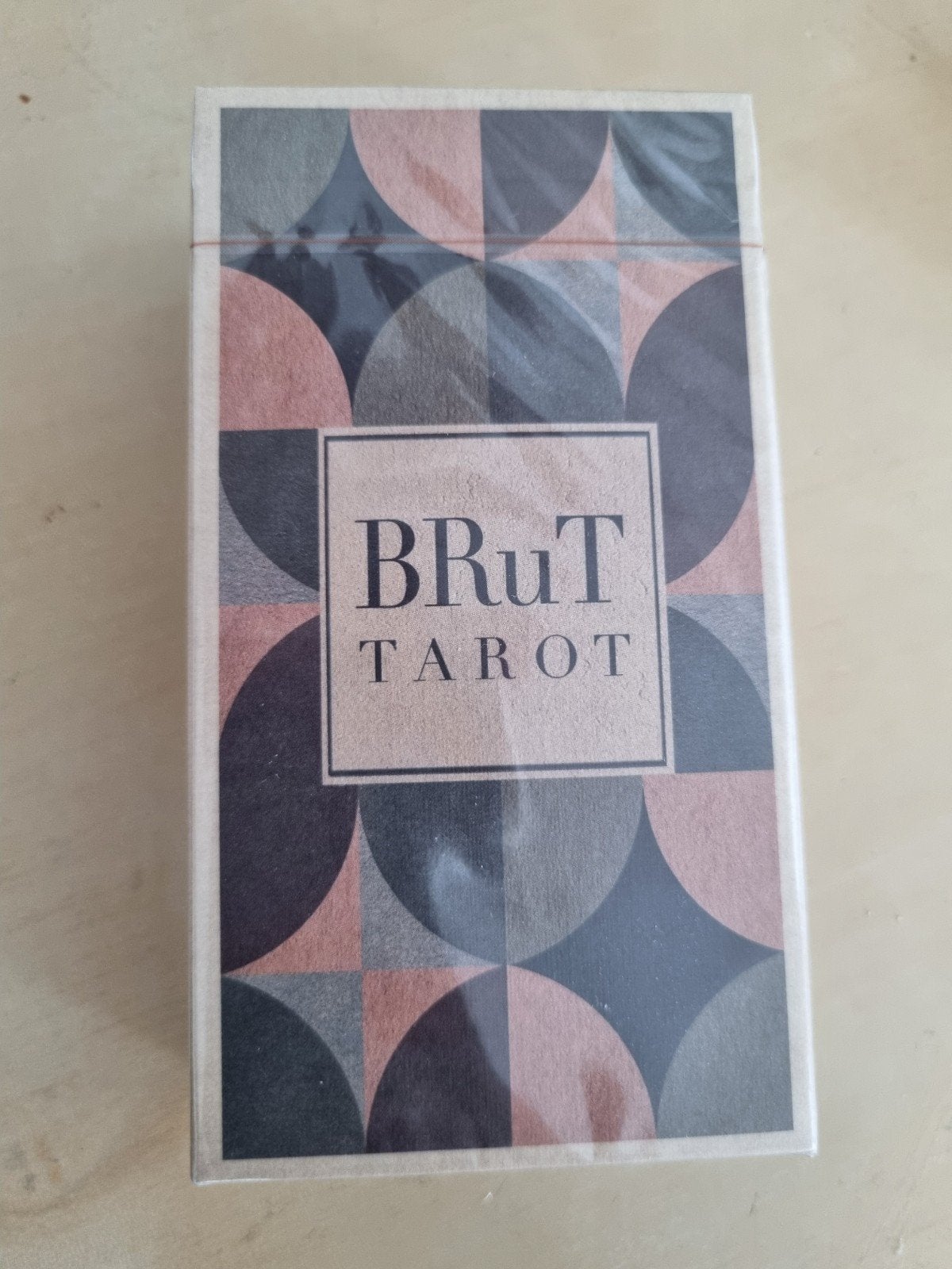 Uusi Brut Tarot - Nieuw, Geseald, Limited Edition, Boeken, Ophalen of Verzenden, Nieuw, Tarot of Kaarten leggen, Overige typen