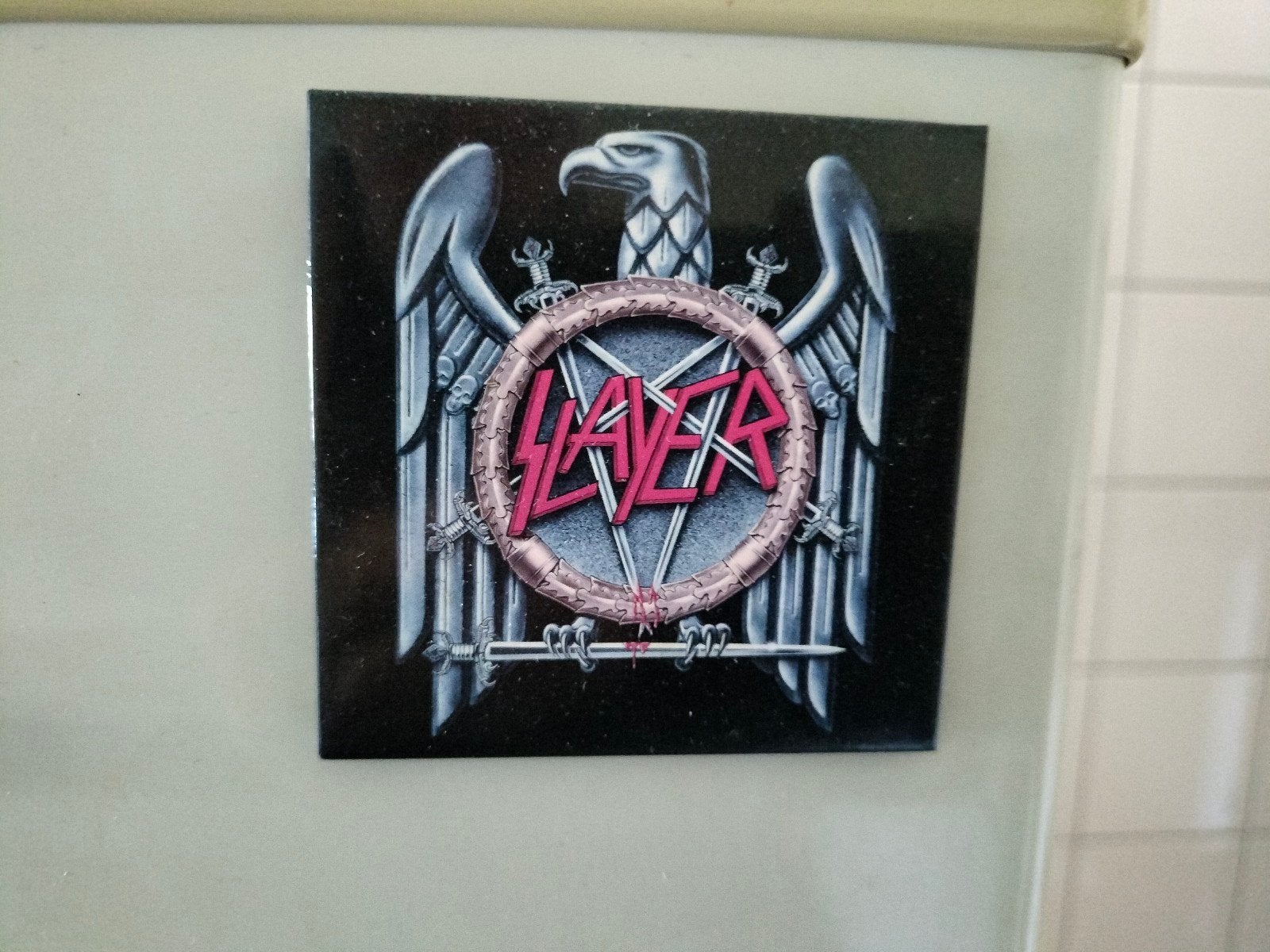 Magneet met Slayer logo  + opnaai patch en sticker Biohazard, Ophalen of Verzenden, Nieuw, Kleding