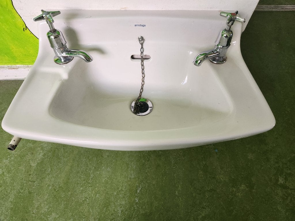 Te koop Klassieke wastafel met 2 kranen, Ophalen, Gebruikt, Steen, Wastafel