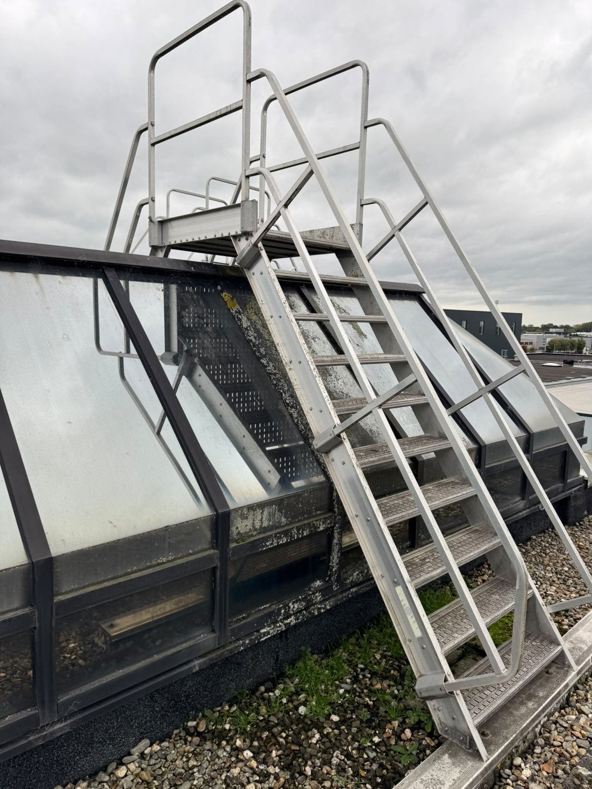 2x Aluminium overstaptrap met bordes - industriële daktrap, Ophalen, Gebruikt, Trap, Nvt