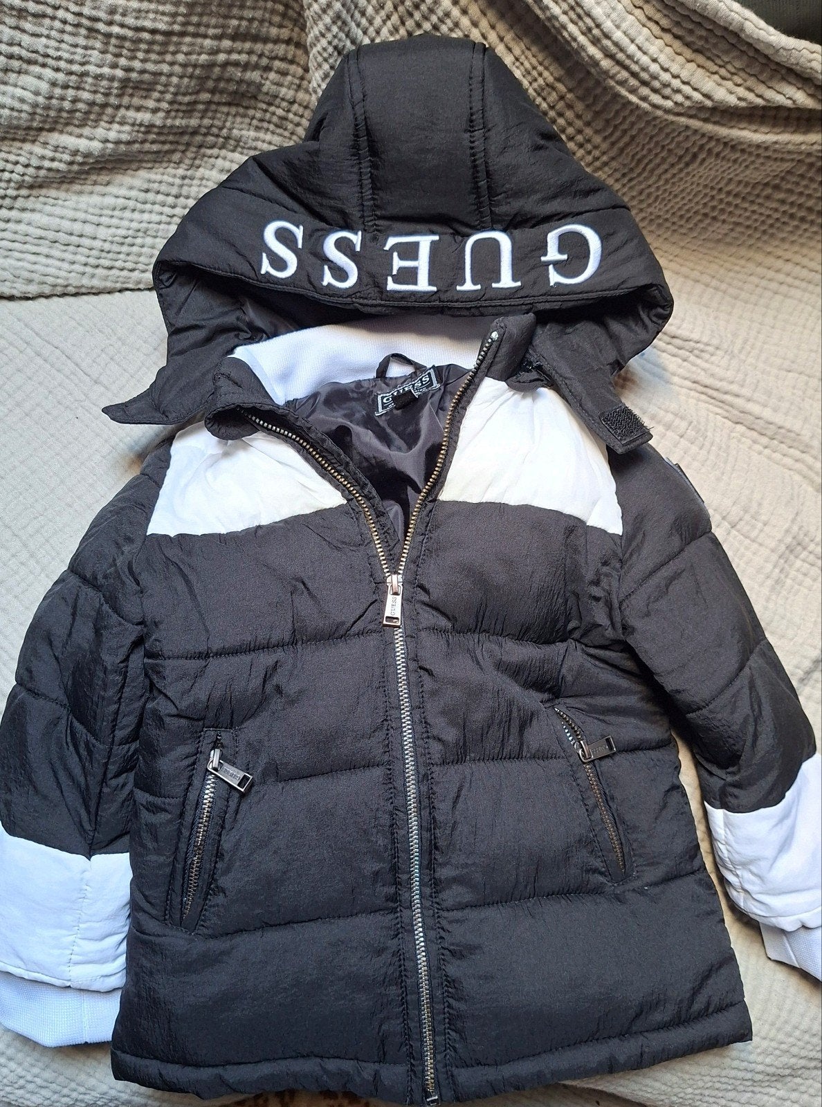 Guess winterjas voor baby's - Zwart/Wit, maat 12M, Gebruikt, Jongetje of Meisje, Ophalen of Verzenden, Guess
