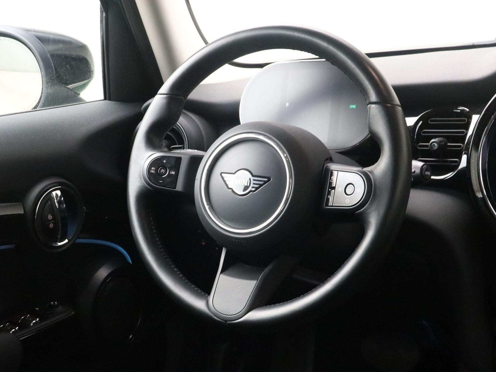 MINI 5-deurs Cooper Classic Aut. (bj 2022, automaat), Auto's, Dealer onderhouden, 136 pk, Gebruikt, 3 cilinders