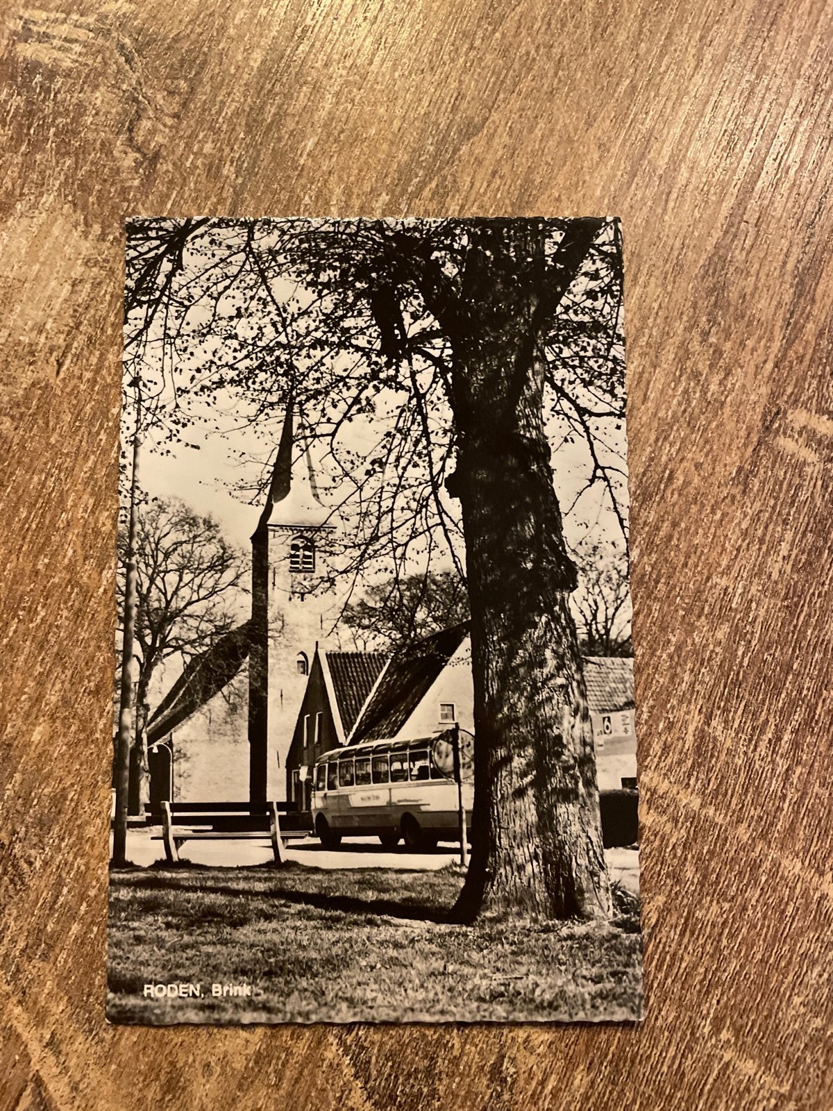 Oude ansichtkaart Roden, Brink - Kerk en bus, Verzamelen, Ophalen of Verzenden, 1940 tot 1960, Gelopen, Drenthe