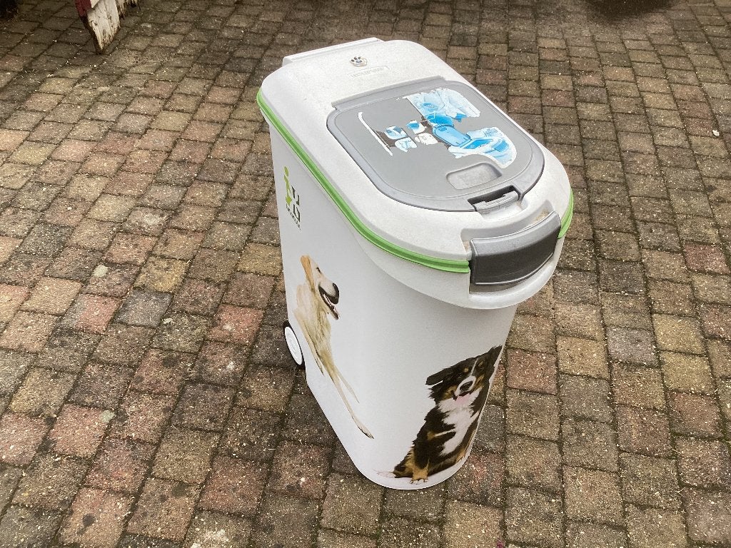 Voercontainer van Curver. Met wielen.50 liter., Ophalen, Gebruikt