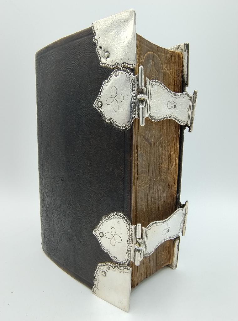 Bijbel met zilveren sloten , E. Wientjes uit Ootmarsum, 1831, Antiek en Kunst, Verzenden, Bijbel