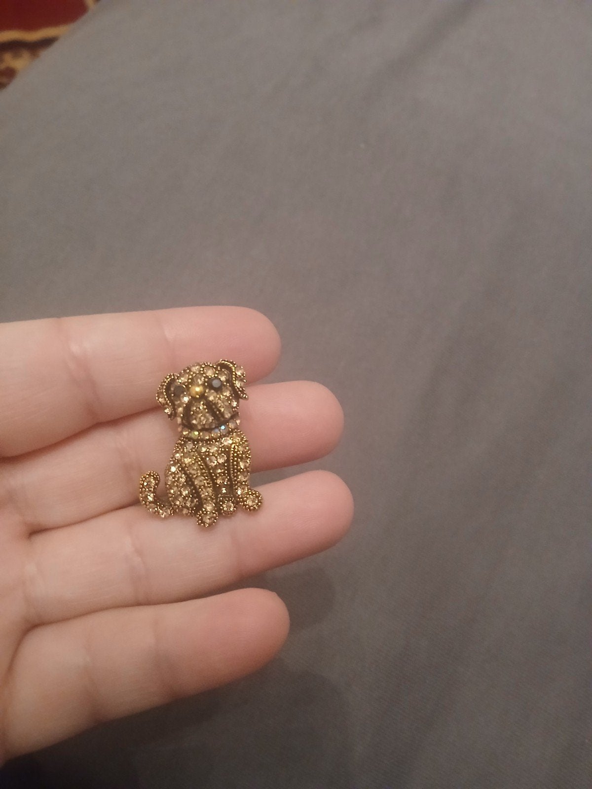 Nieuwe Broche Hondje met Strass - Goudkleurig, Ophalen, Overige materialen, Minder dan 4 cm, Nieuw