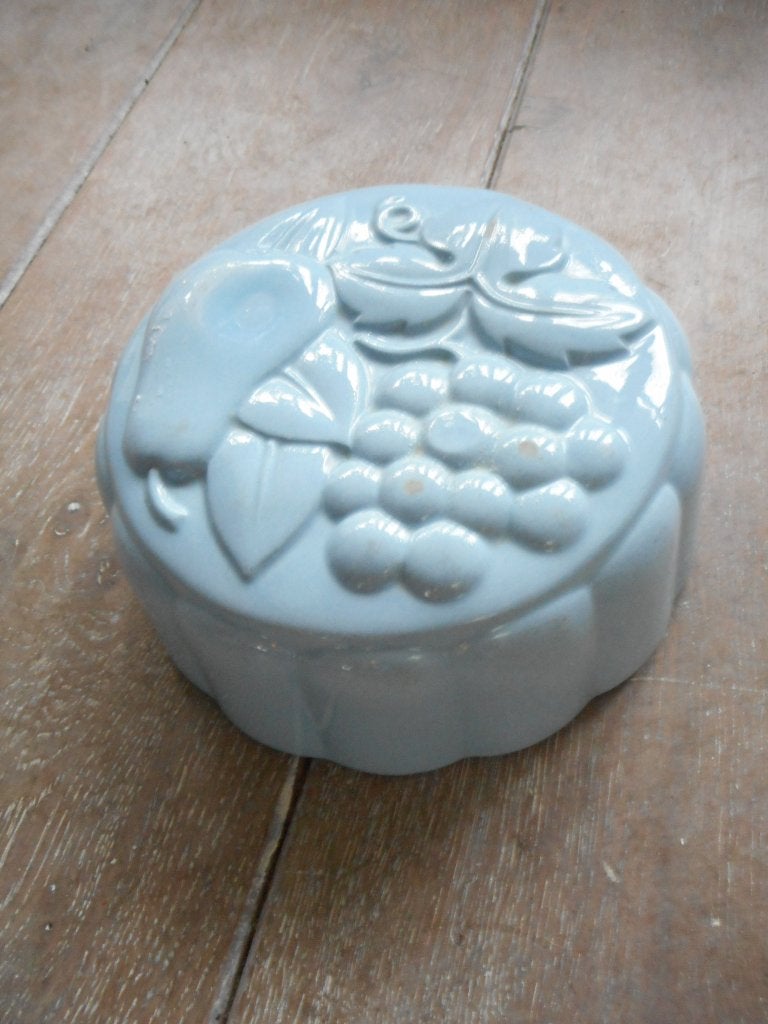 Vintage puddingvorm van licht blauw porselein. Fruit motief., Ophalen