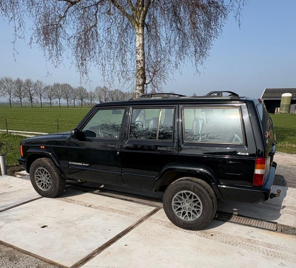 te koop  Jeep Cherokee 4.0 I AUT 2001 Zwart met nieuwe APK, Auto's, Jeep, 450 kg, Zwart, Zwart, 3960 cc