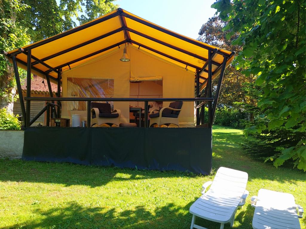 Luxe Glamping Tent met Privé Badkamer en Keuken.