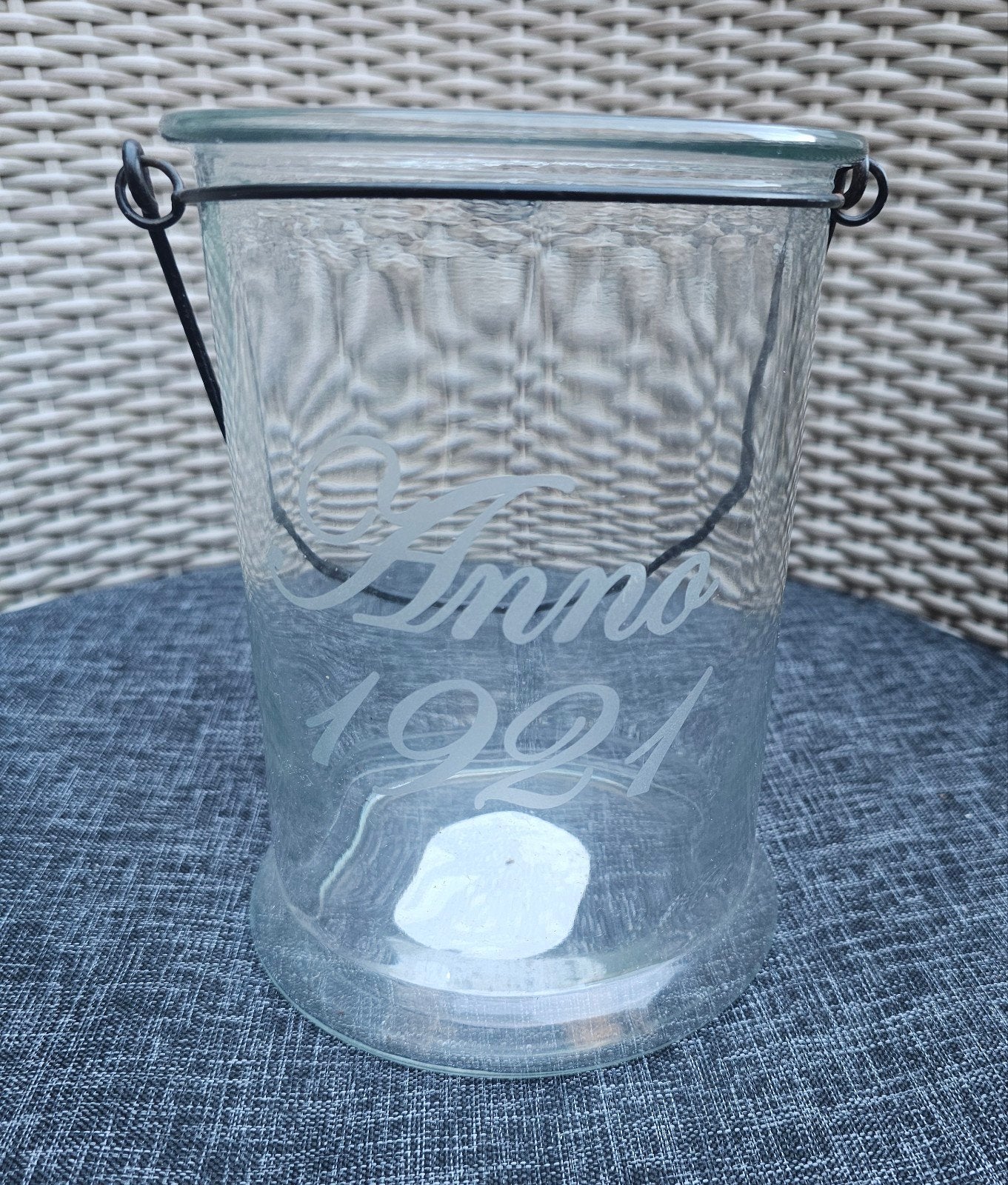 Glazen windlicht Anno 1921 met hengsel, Windlicht, Ophalen of Verzenden, 21 cm, Glas