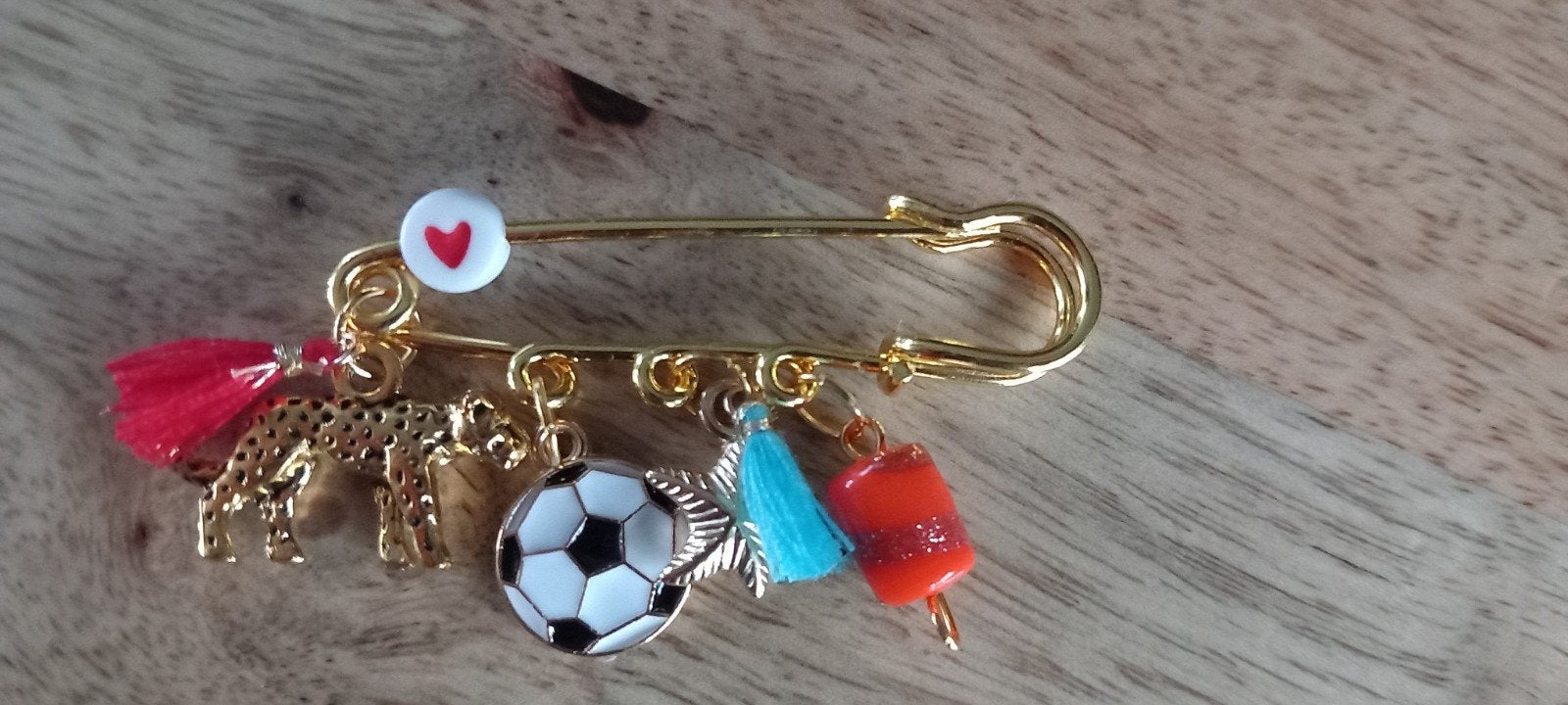 Goudkleurige speld broche met voetbal en kwastjes, Overige materialen, 4 tot 7 cm, Nieuw, Ophalen of Verzenden