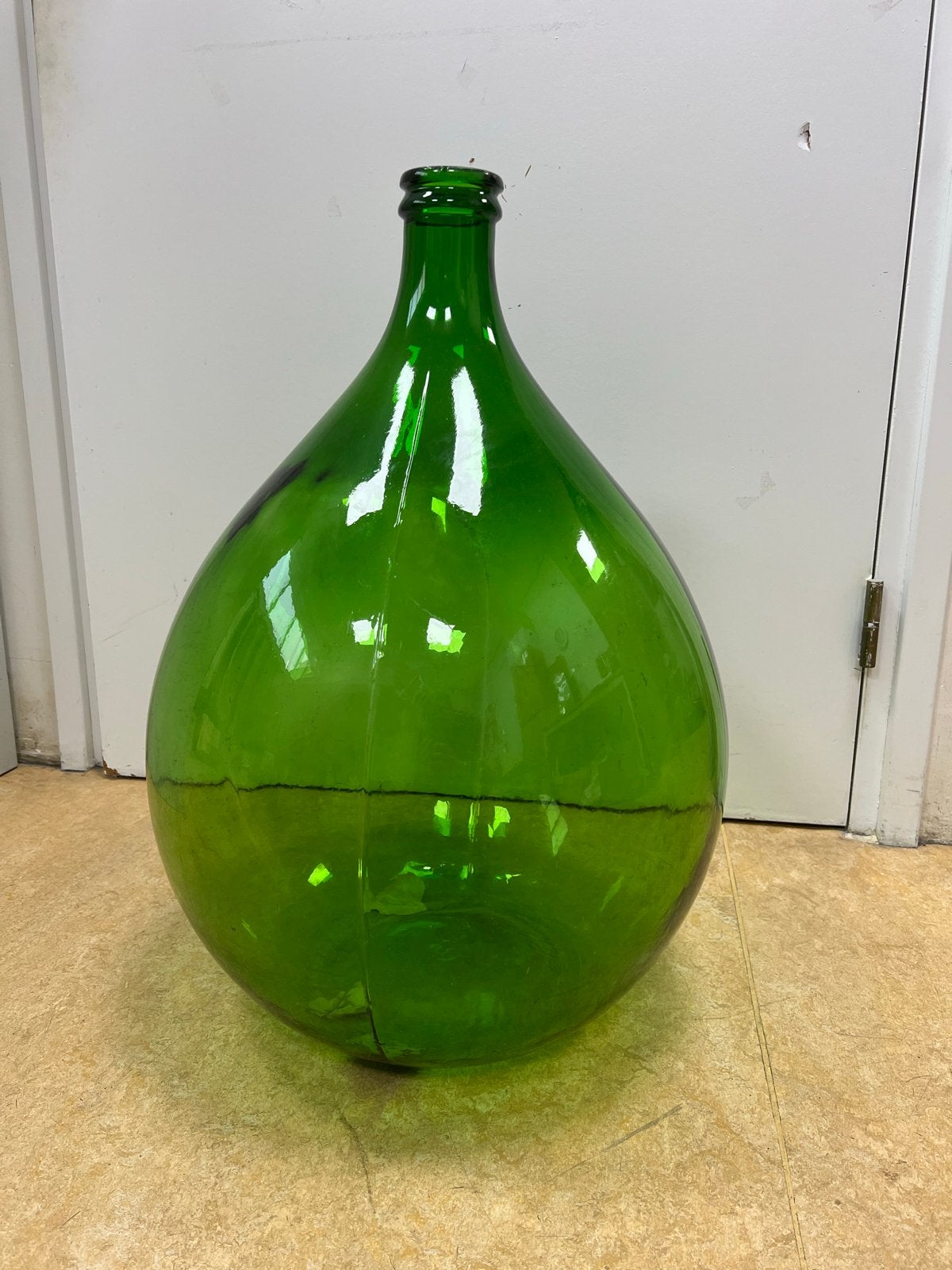 Grote groene glazen fles, 54 liter, 70 cm hoog - Sittard, Ophalen of Verzenden