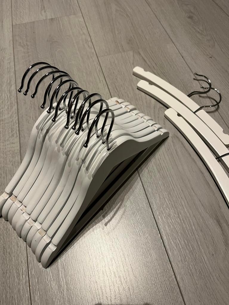 Witte houten kledinghangers voor baby- en kinderkamer, Kleding | Dames, Kledinghangers, Ophalen of Verzenden, Gebruikt, Hout, Kinderen
