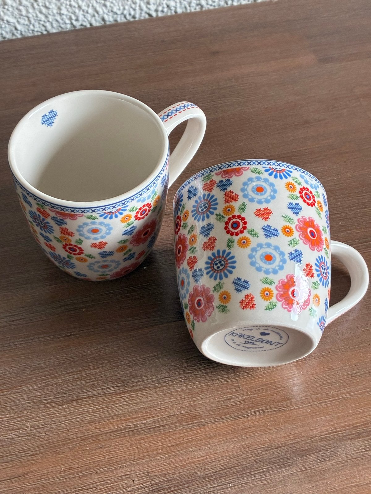 Set van 2 Kakelbont mokken met bloemenprint, Overige typen, Ophalen of Verzenden, Zo goed als nieuw, Steen/keramiek