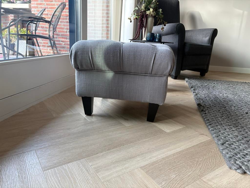 Grijze poef met knopen, 55x55 cm, Ophalen, Gebruikt, Stof, 50 tot 75 cm