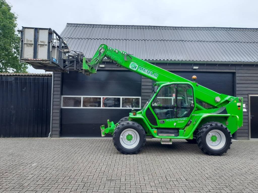 Merlo P 40.17 with manbasket and remote control (bj 2013), Verreiker