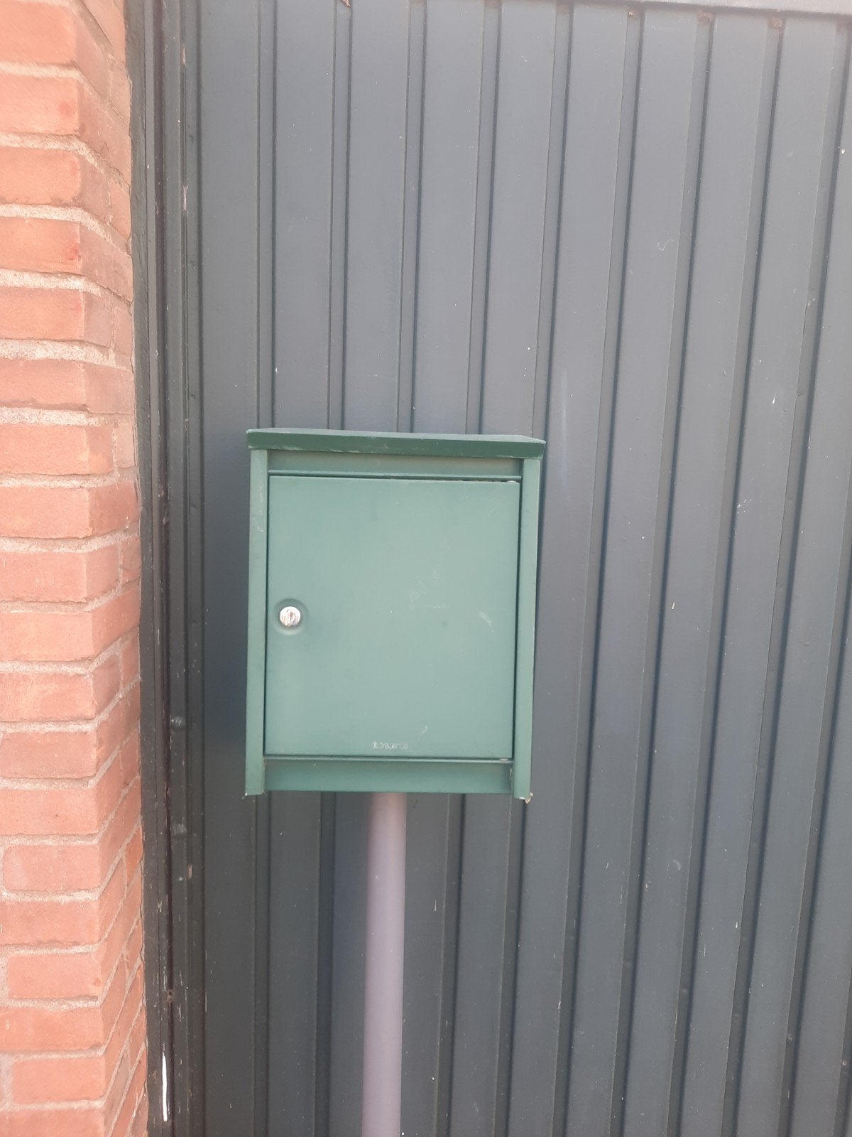 Groene brievenbus met sleutel en paal, Ophalen, Gebruikt, Staal, Staande brievenbus