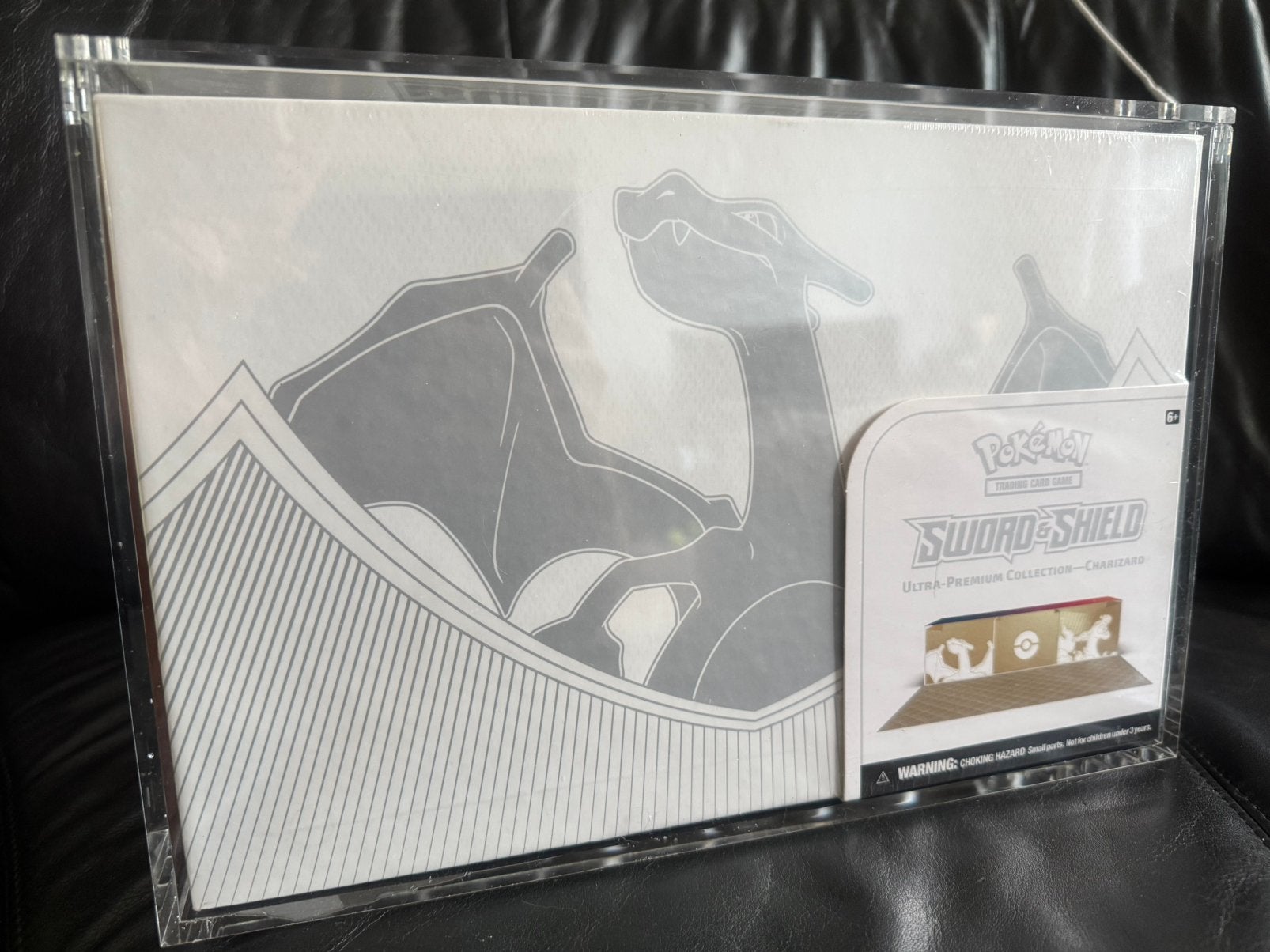 Charizard Ultra Premium Collection UPC Sealed + Acryl, Hobby en Vrije tijd, Verzamelkaartspellen | Pokémon, Ophalen, Zo goed als nieuw