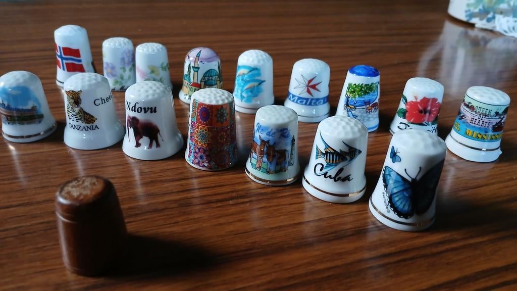 Verzameling 17 vingerhoedjes, Ophalen of Verzenden, Zo goed als nieuw