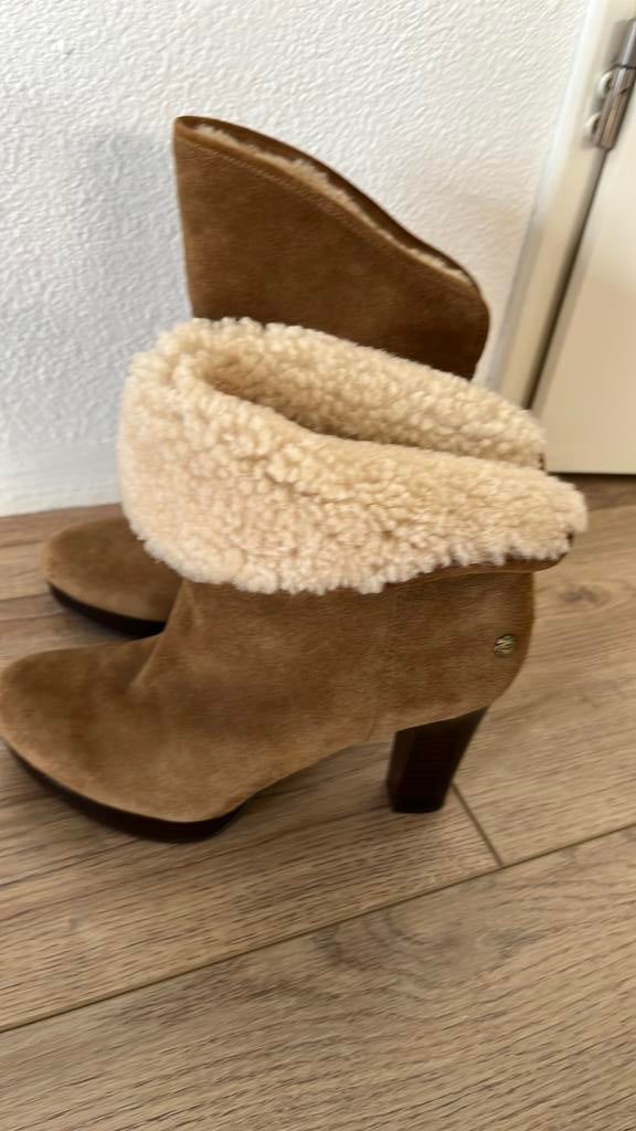 Ugs half hoge suede laatsjes, Kleding | Dames, Schoenen, Ophalen of Verzenden, Zo goed als nieuw, Zwart