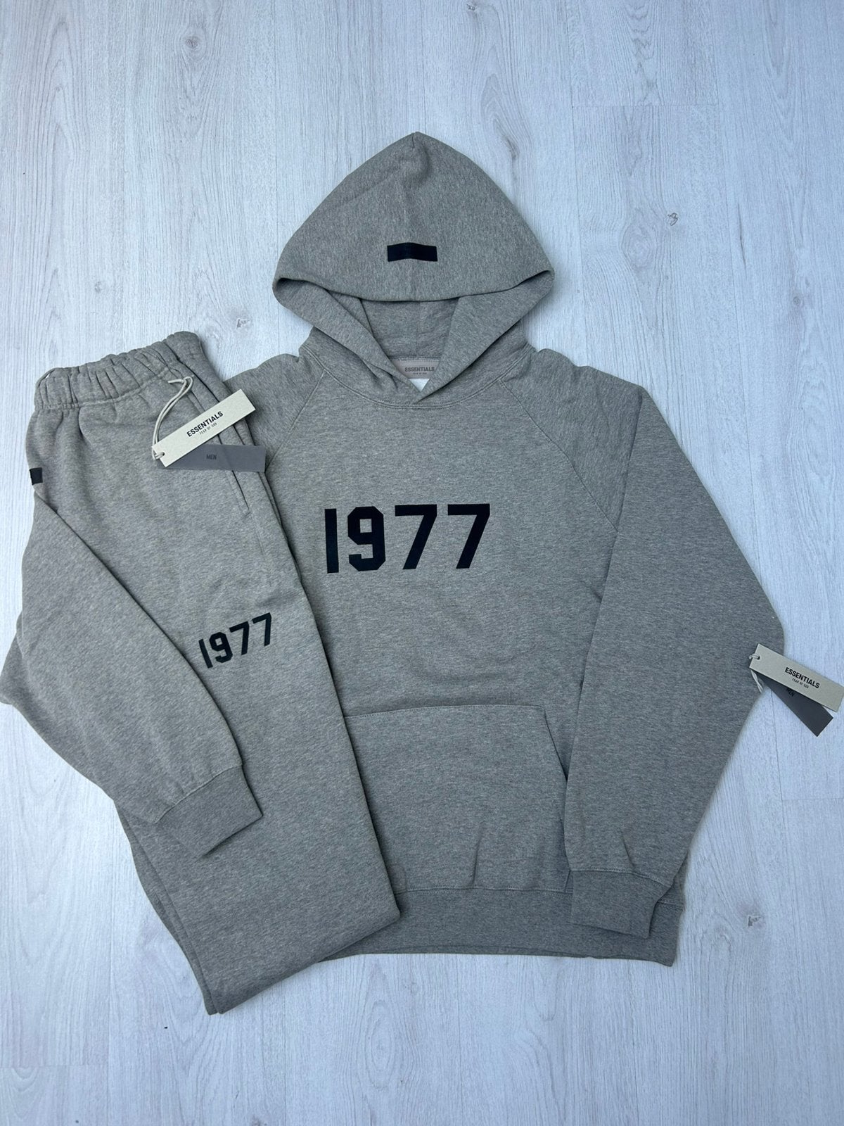 Fear of God Essentials 1977 Dark Oatmeal Full set, Kleding | Heren, Ophalen of Verzenden, Nieuw, Maat 52/54 (L), Grijs