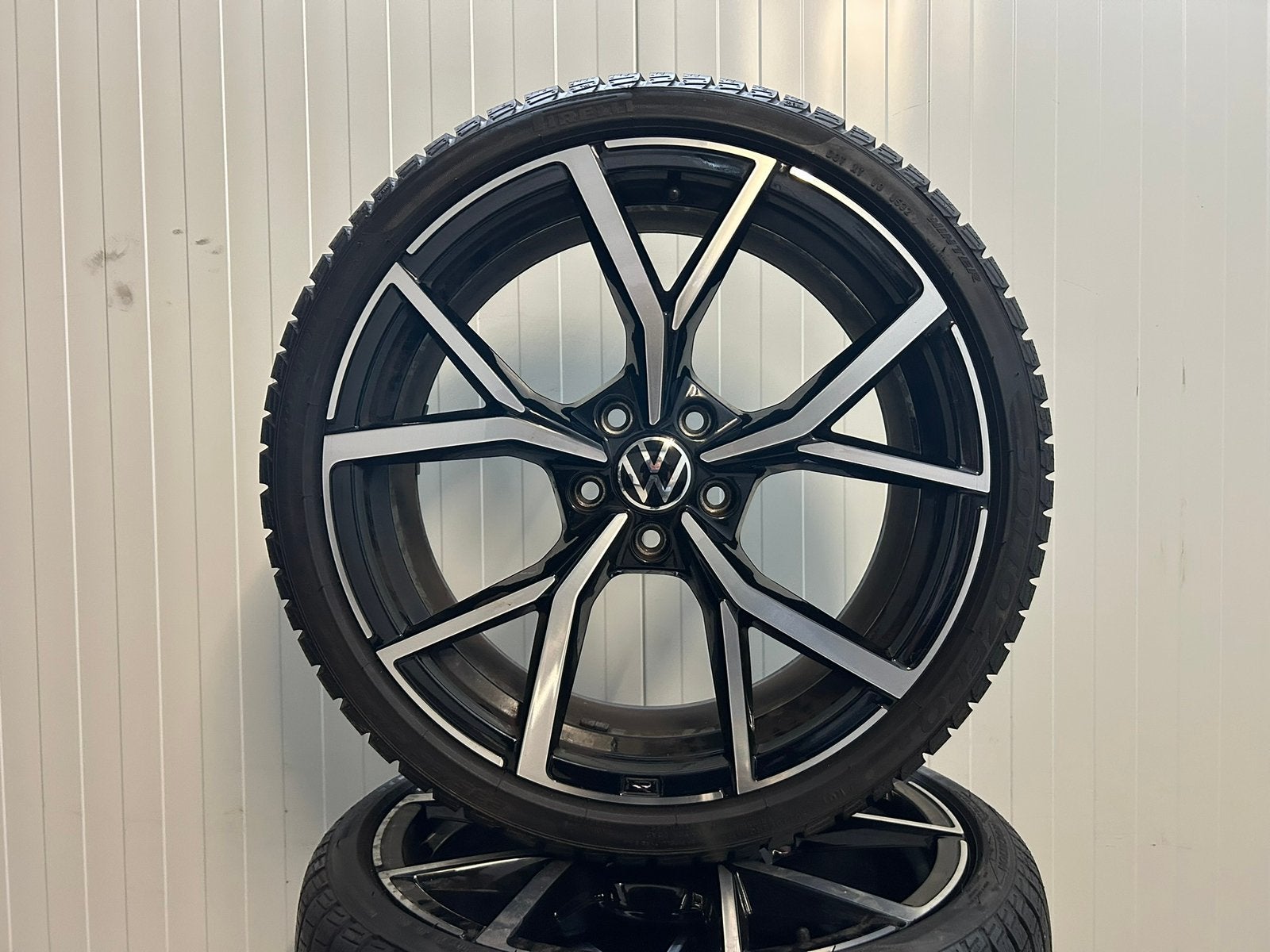 Originele VW Golf 8 R 19 inch Estoril winter Pirelli 2023, Gebruikt, Banden en Velgen, Winterbanden, 235 mm