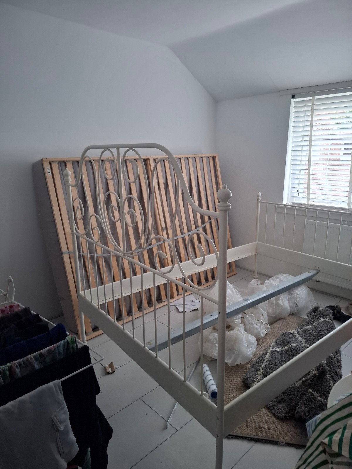 Wit Ikea bed metaal - 140 cm breed, Huis en Inrichting, Slaapkamer | Bedden, Ophalen, Wit, Tweepersoons, 140 cm