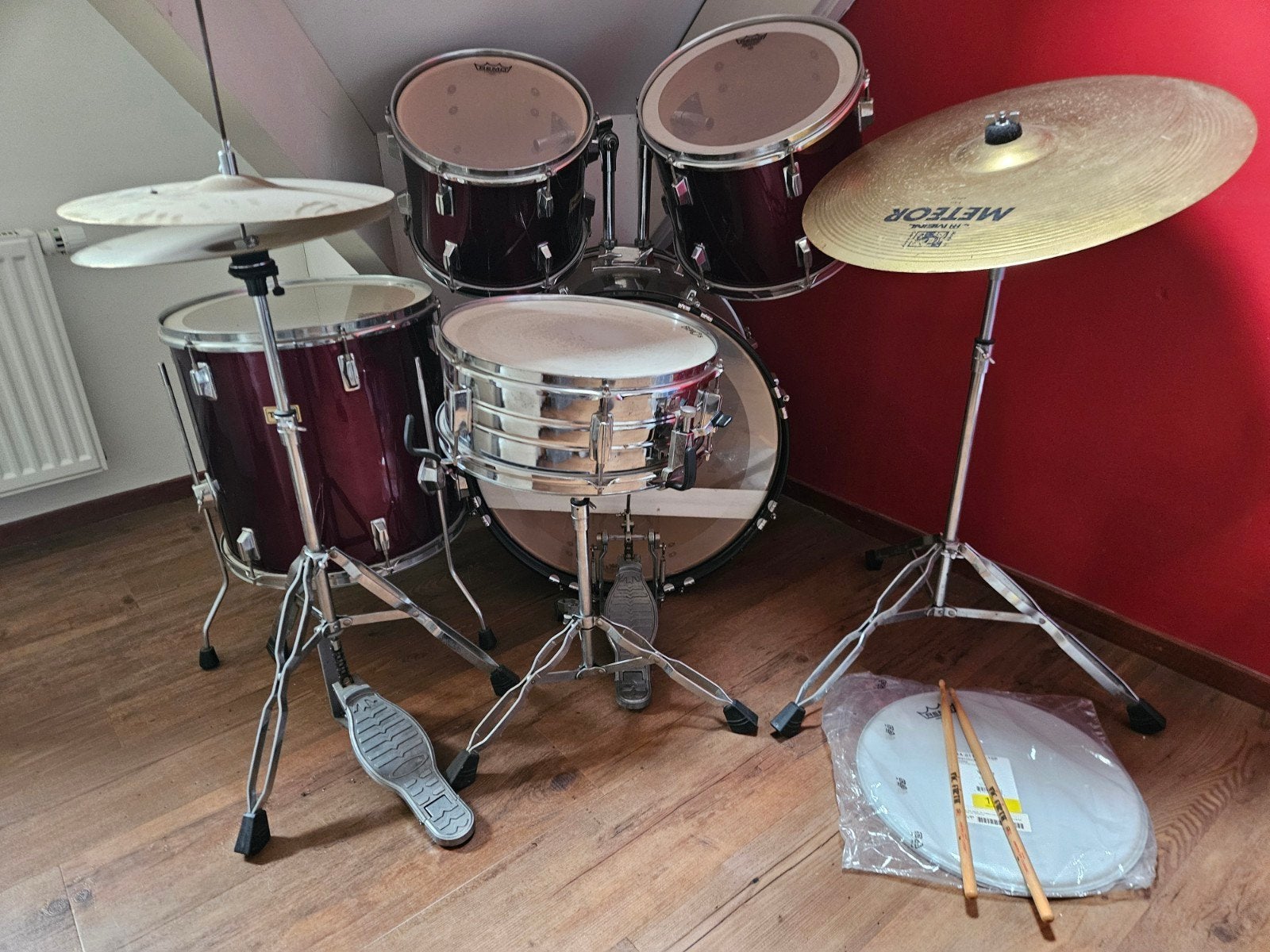 Remo drumstel met stokken en nieuwe vellen, Ophalen, Gebruikt, Overige merken