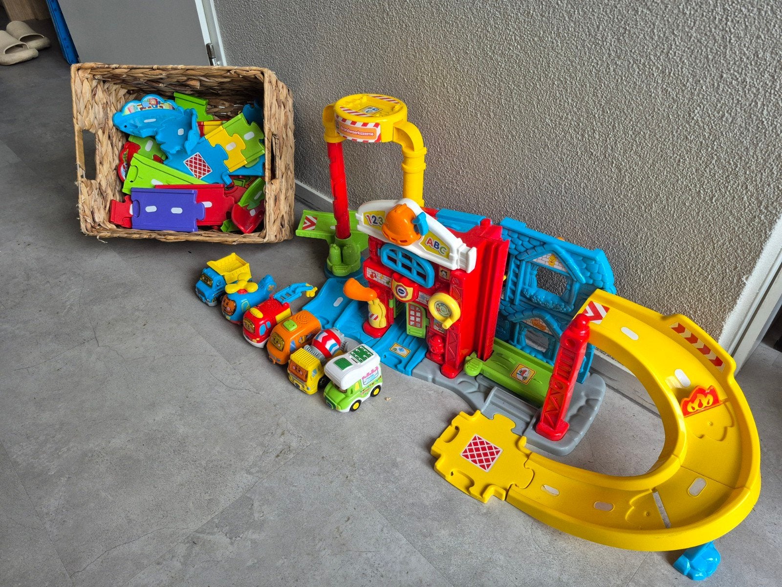 VTech Toet Toet Auto's Garage met 6 auto's en wegdelen, Ophalen, Gebruikt
