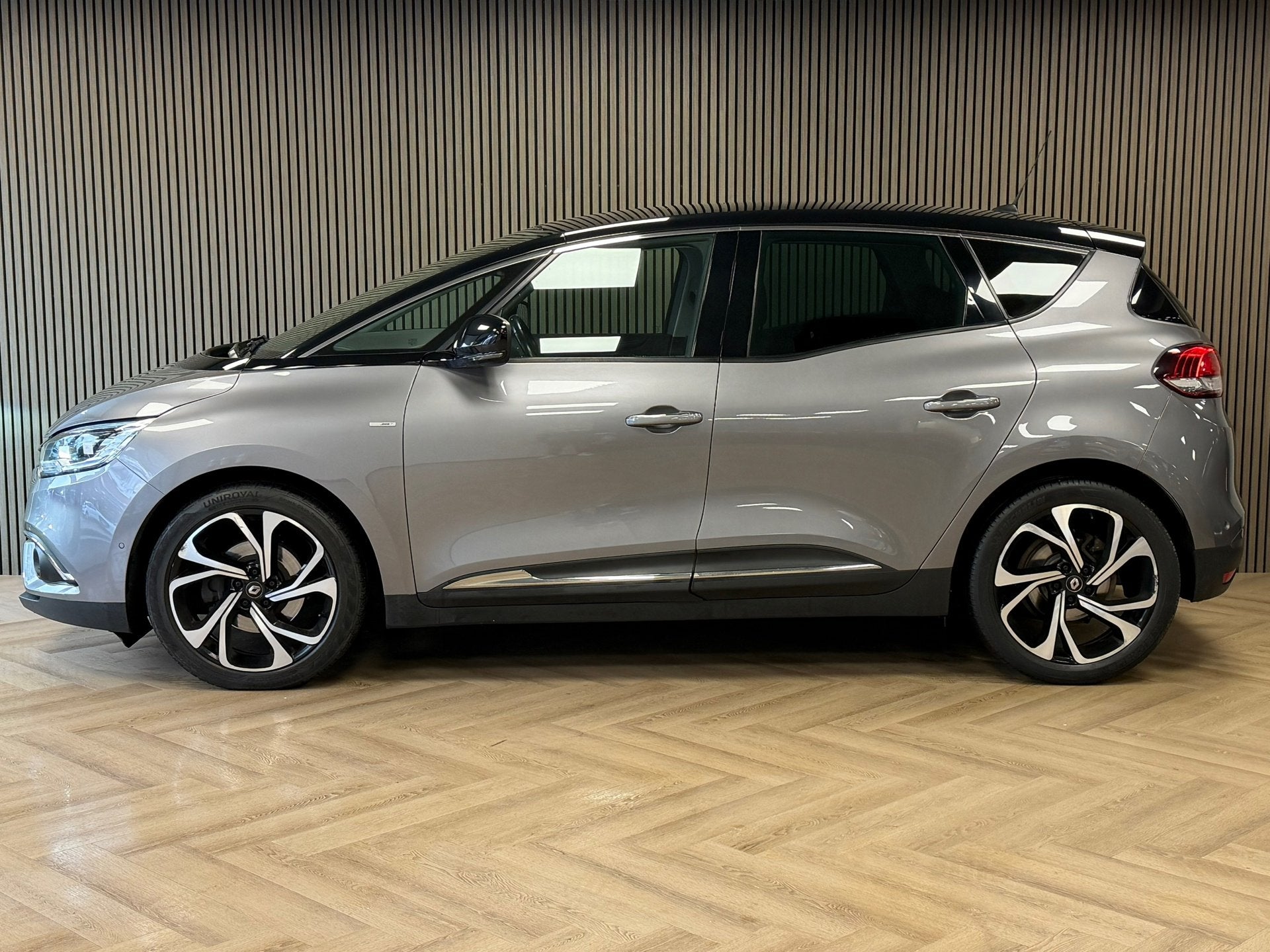 Renault Scenic 1.3 TCe Bose AUT. AIRCO PDC CAMERA NAVIGATIE, Auto's, Renault, Dealer onderhouden, 4 cilinders, Leder en Stof, Parkeersensor