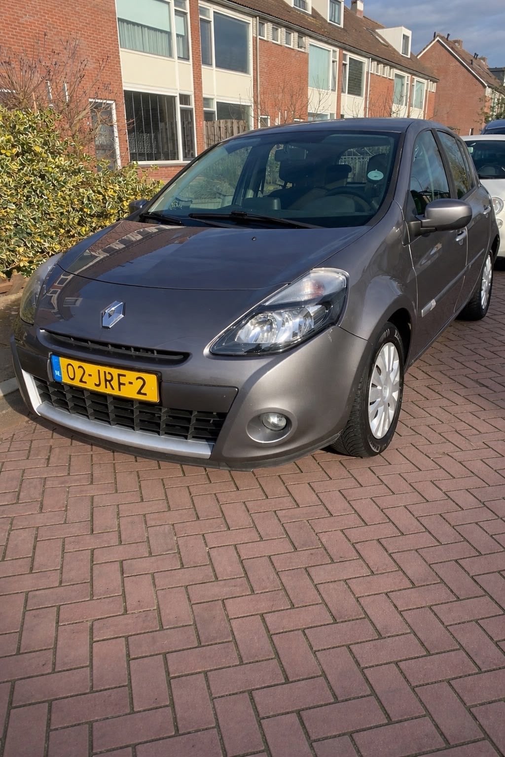 Renault Clio 1.6 16V 82KW 5-DRS AUT 2009 Grijs, Auto's, 535 kg, 4 cilinders, 1165 kg, Origineel Nederlands