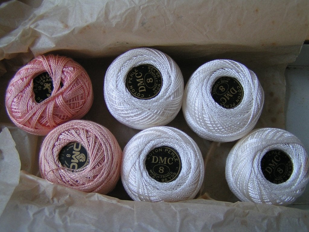 6 bolletjes DMC 8 in doosje nr EE 505, Ophalen of Verzenden, Nieuw, Borduurgaren of Zijde