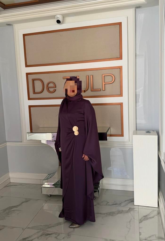 Elegante paarse abaya met gouden detail, Kleding | Dames, Jurken, Paars, Maat 42/44 (L), Ophalen of Verzenden, Zo goed als nieuw