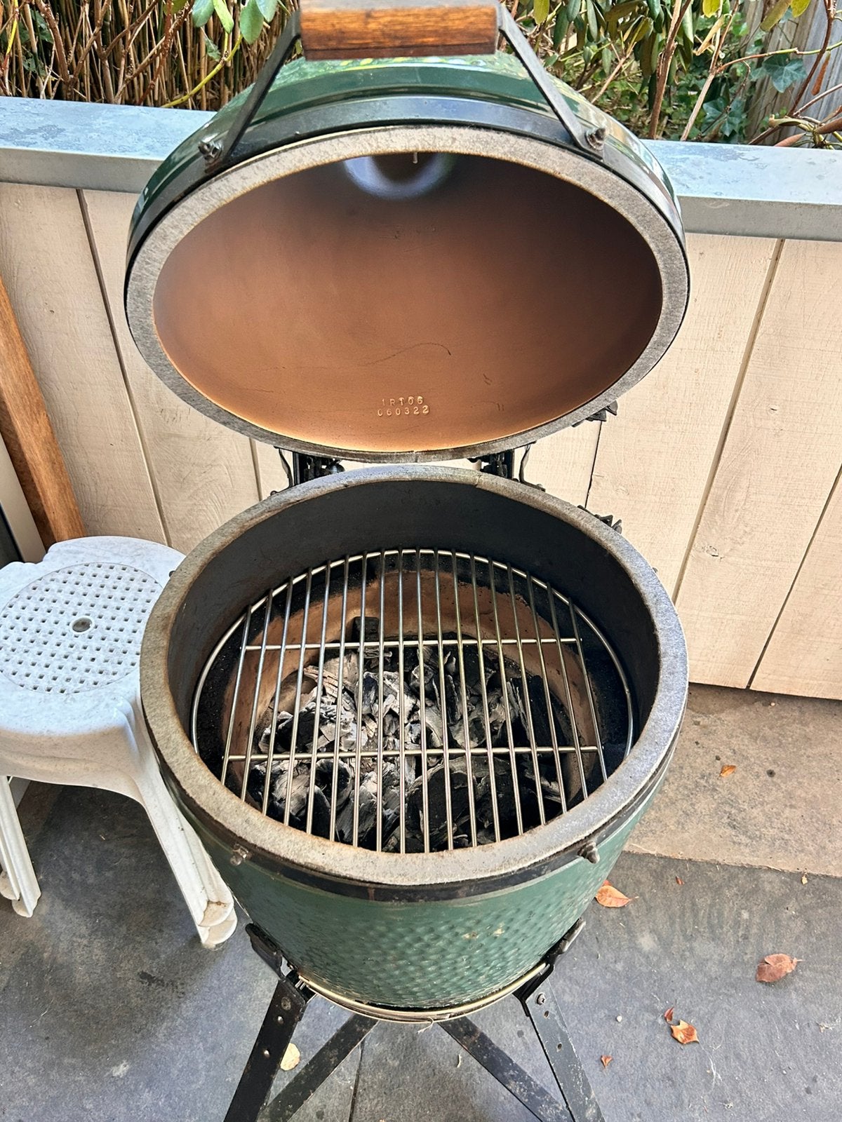 Big Green Egg Medium met onderstel en hoes, Ophalen, Gebruikt