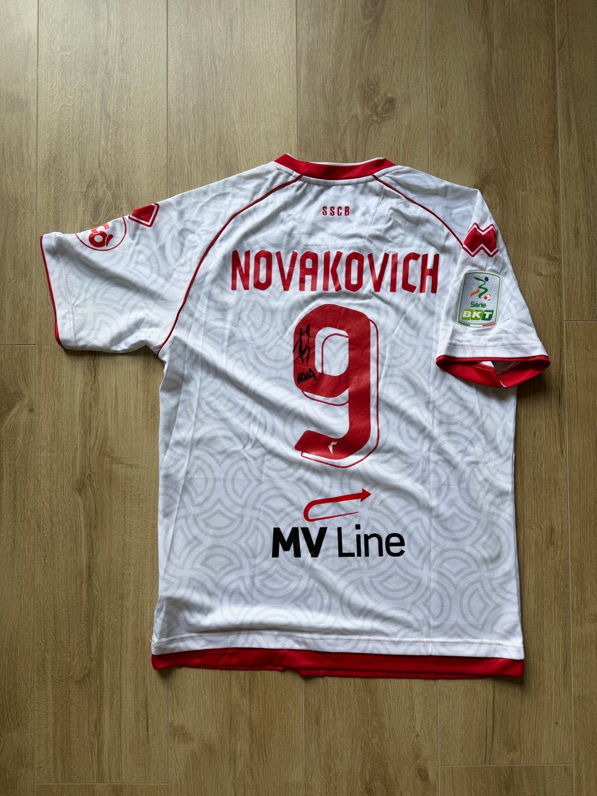 Matchworn SSC Bari Andrija Novakovich #9 Gesigneerd - Serie, Maat XL, Ophalen of Verzenden, Gebruikt, Shirt