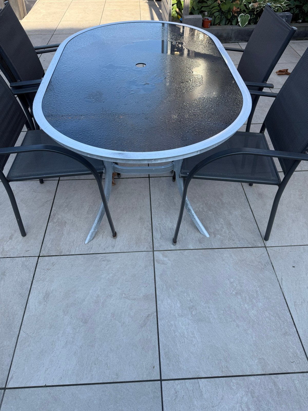 tuintafel met glazen blad en 5 stoelen, Ophalen, Gebruikt, Ovaal, Metaal