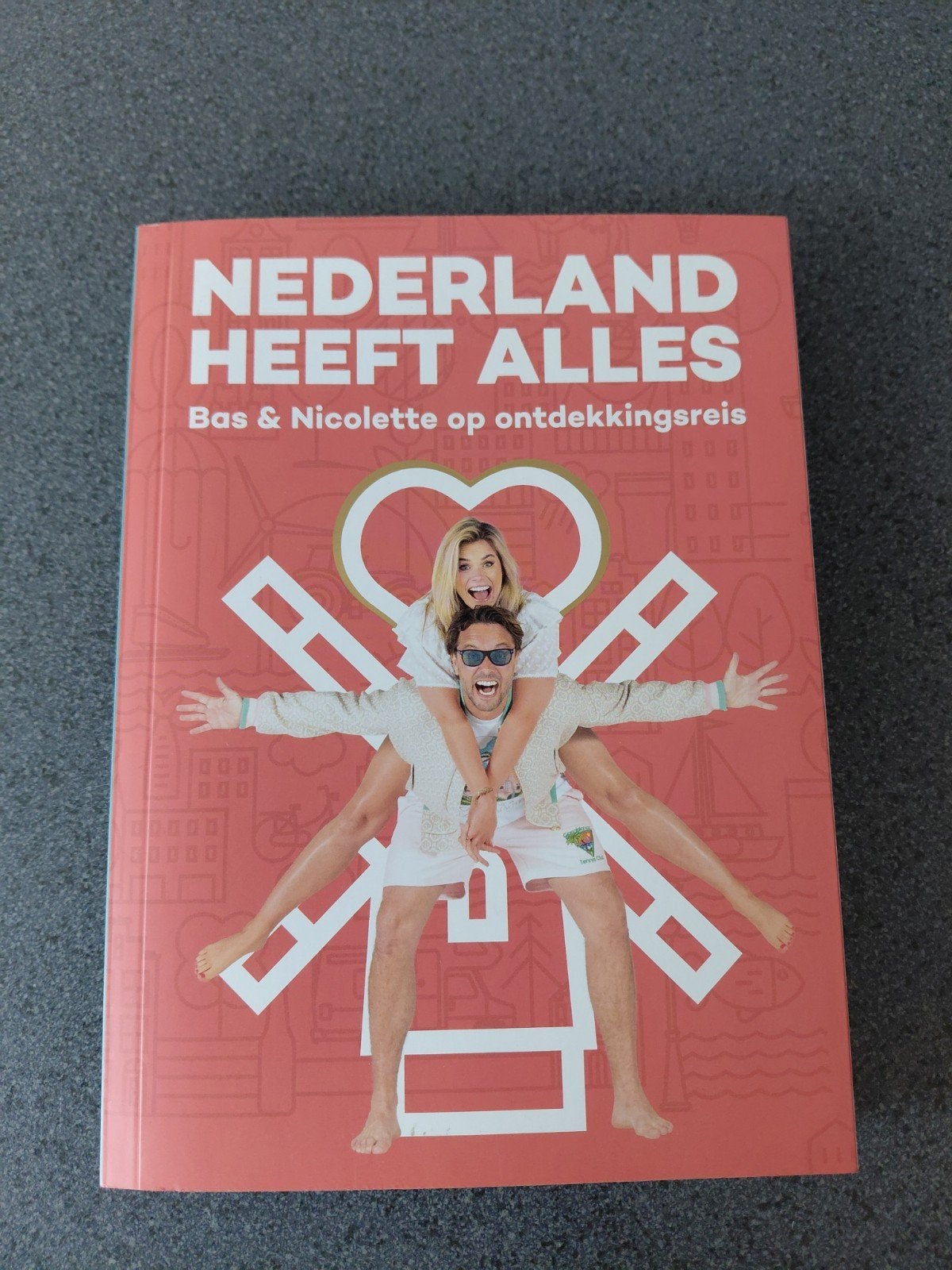 Nicolette van Dam - Nederland heeft Alles, Overige merken, Fiets- of Wandelgids, Zo goed als nieuw, Benelux
