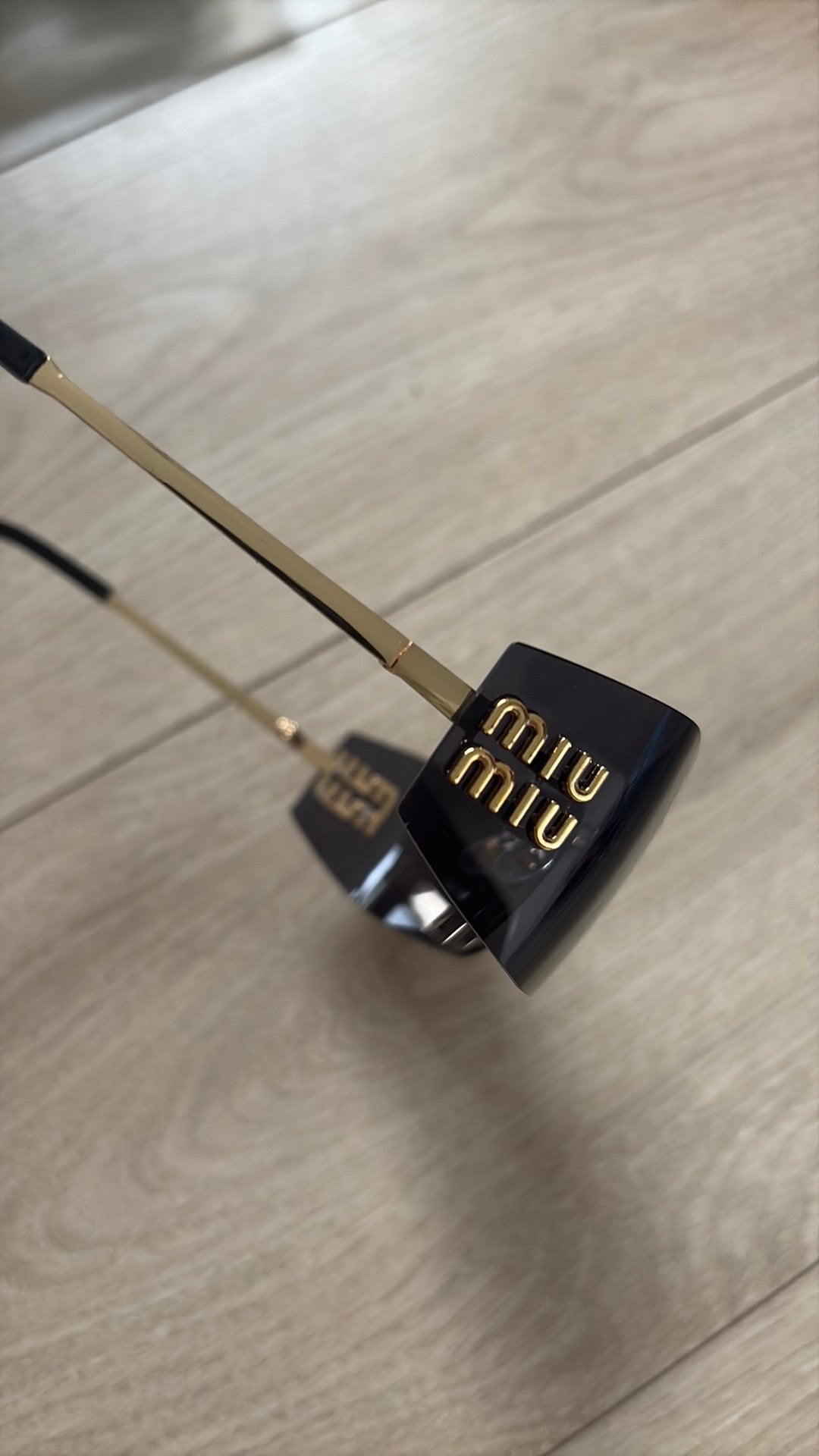 Miu Miu Zonnebril met gouden details, Overige merken, Gebruikt, Zonnebril, Verzenden
