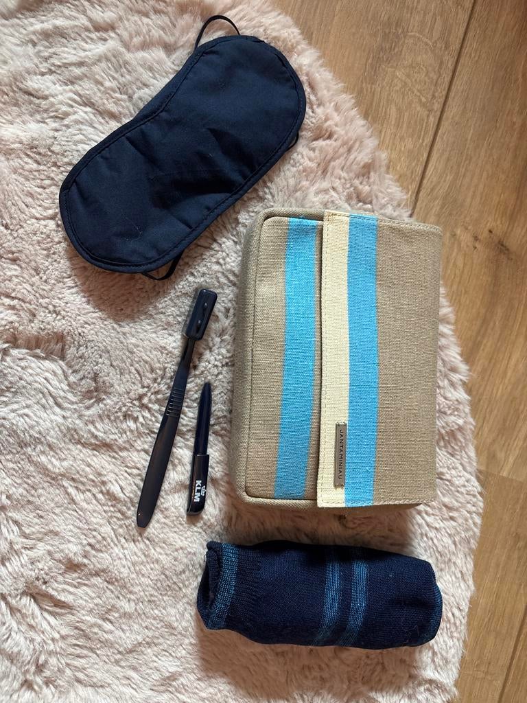 KLM Jantaminiau Kit met slaapmasker, tandenborstel, sokken, Ophalen of Verzenden, Nieuw, Blauw