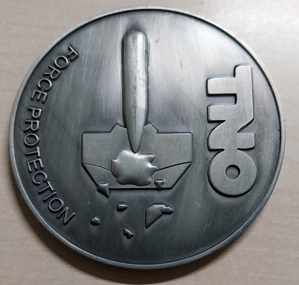 Penning challenge coin TNO Force Protection, Ophalen of Verzenden, Overige soorten, Nederland, Lintje, Medaille of Wings