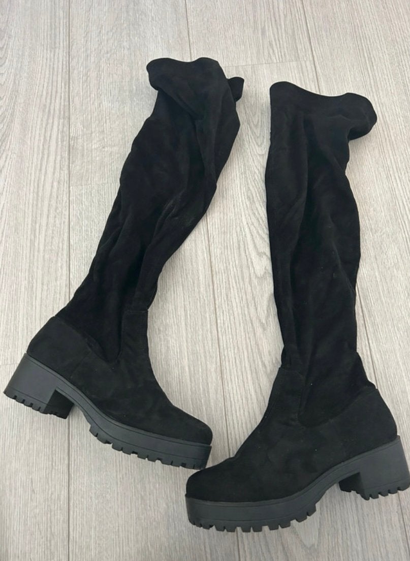 Suedelook knee laarzen van Bershka maat 37, Kleding | Dames, Hoge laarzen, Zwart, Zo goed als nieuw, Bershka