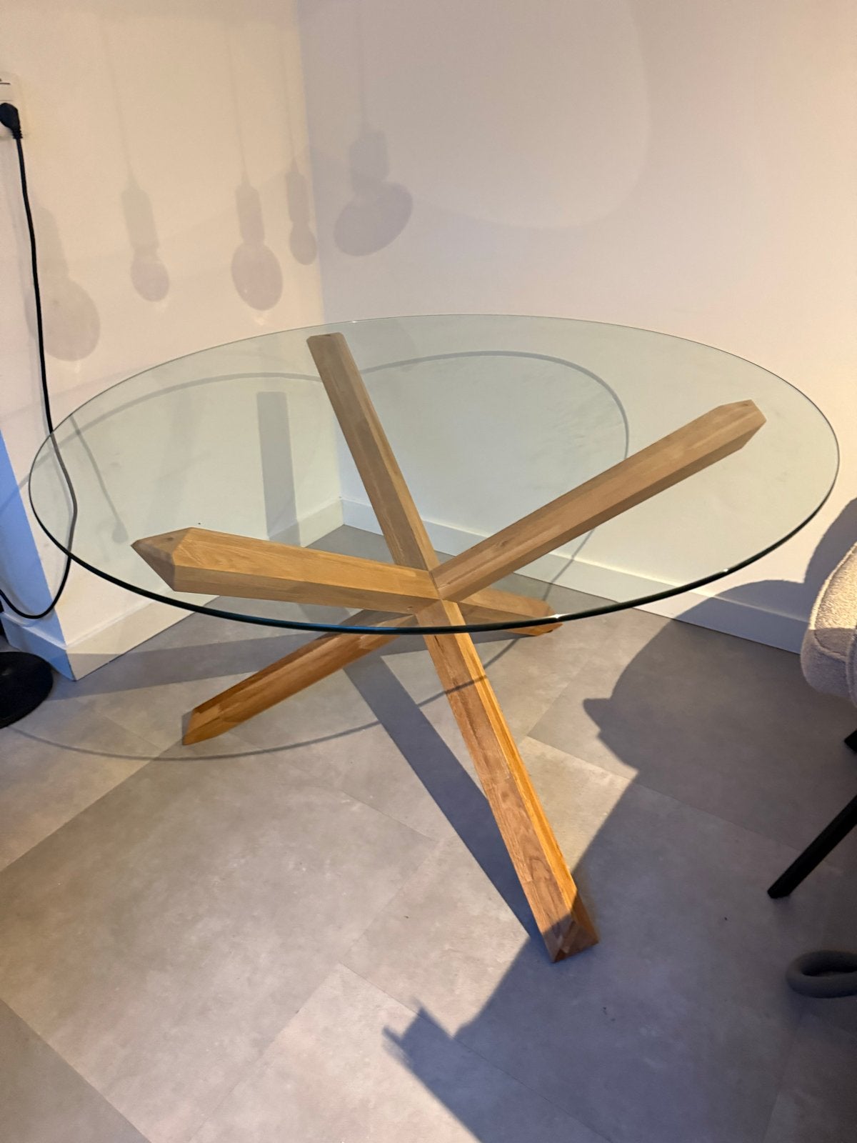 Ronde glazen eettafel met houten poot, Ophalen, Gebruikt, 100 tot 150 cm, Vier personen