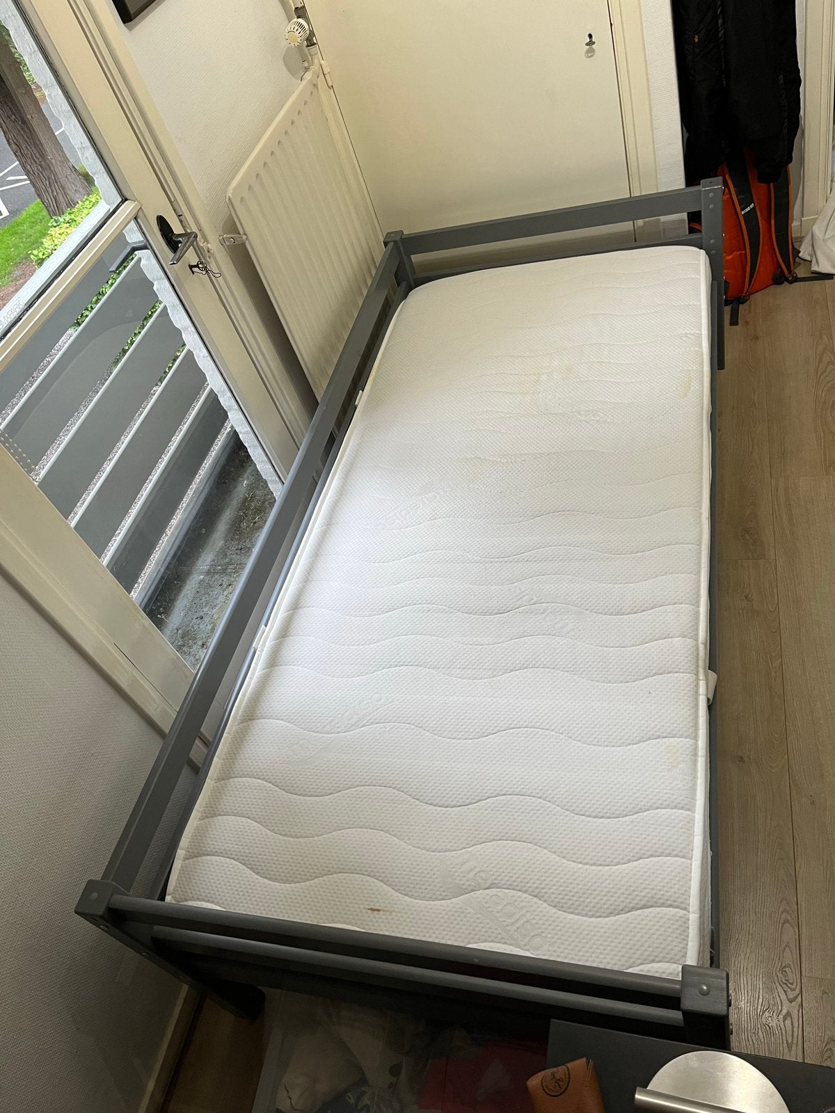 Eenpersoonsbed met matras - Grijs houten frame, Ophalen, Gebruikt, 90 cm, Eenpersoons