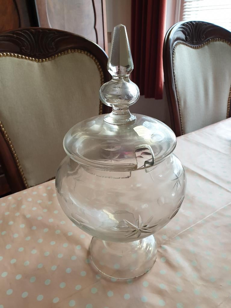 Geslepen glazen bowlpot met deksel, Ophalen