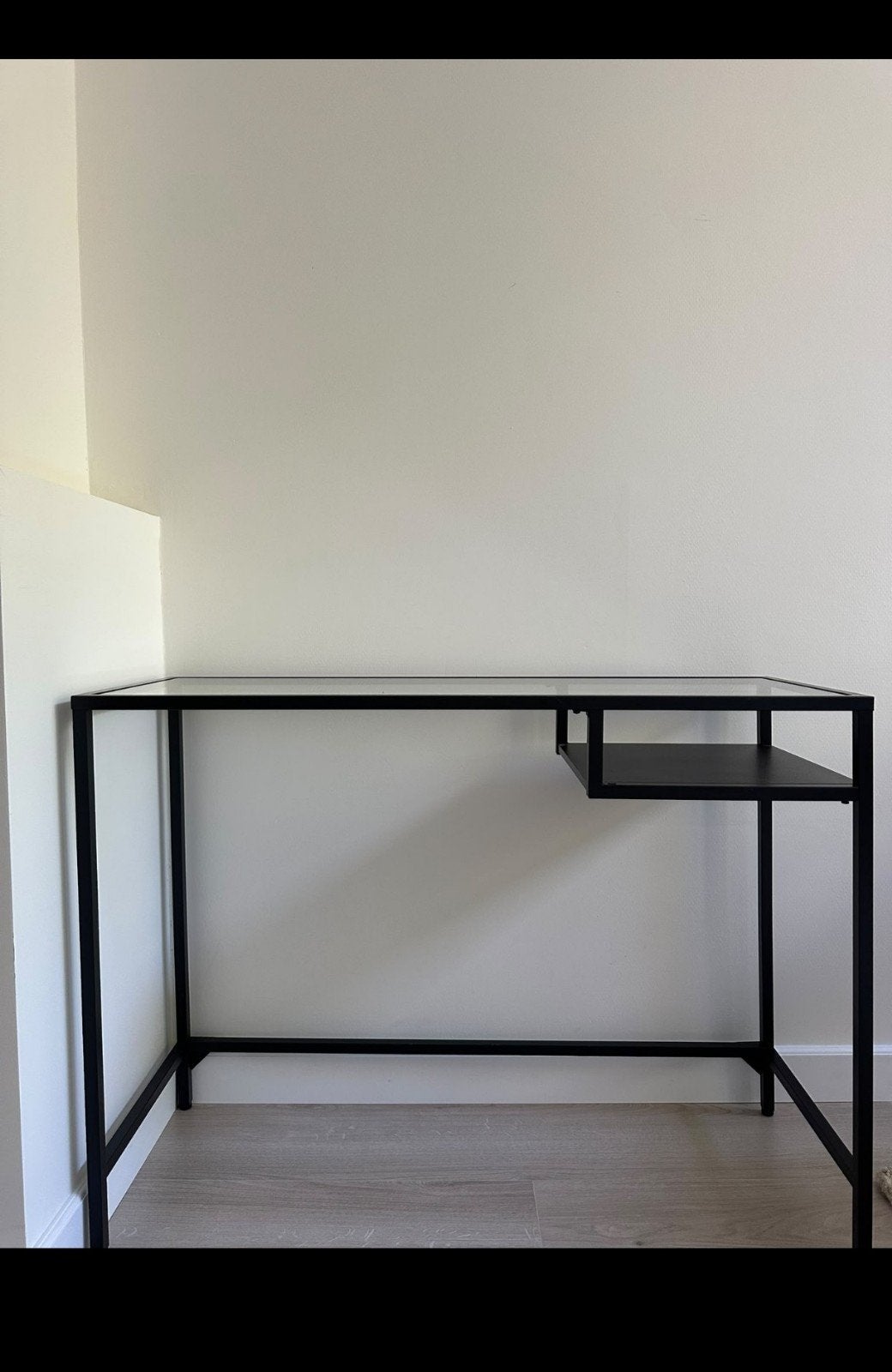 Modern zwart bureau met glazen blad en opbergvak, Huis en Inrichting, Ophalen, Zo goed als nieuw, Computerbureau, Modern