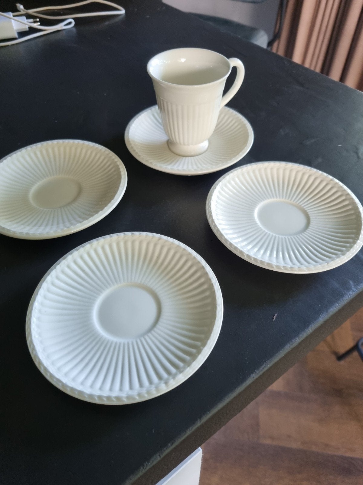 wedgewood edme plain kop en schotels (4 stuks), Huis en Inrichting, Ophalen of Verzenden, Zo goed als nieuw, Aardewerk, Kop(pen) en/of Schotel(s)