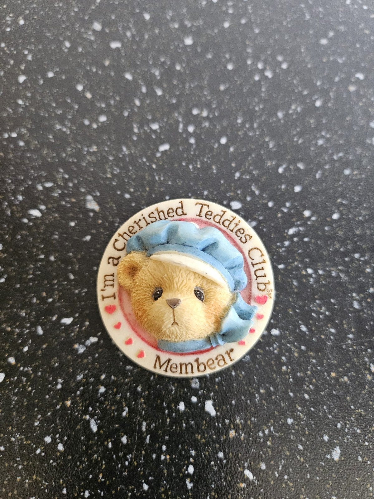 Cherished Teddies broche speld club membear, Ophalen of Verzenden, Zo goed als nieuw, Overige typen, Cherished Teddies