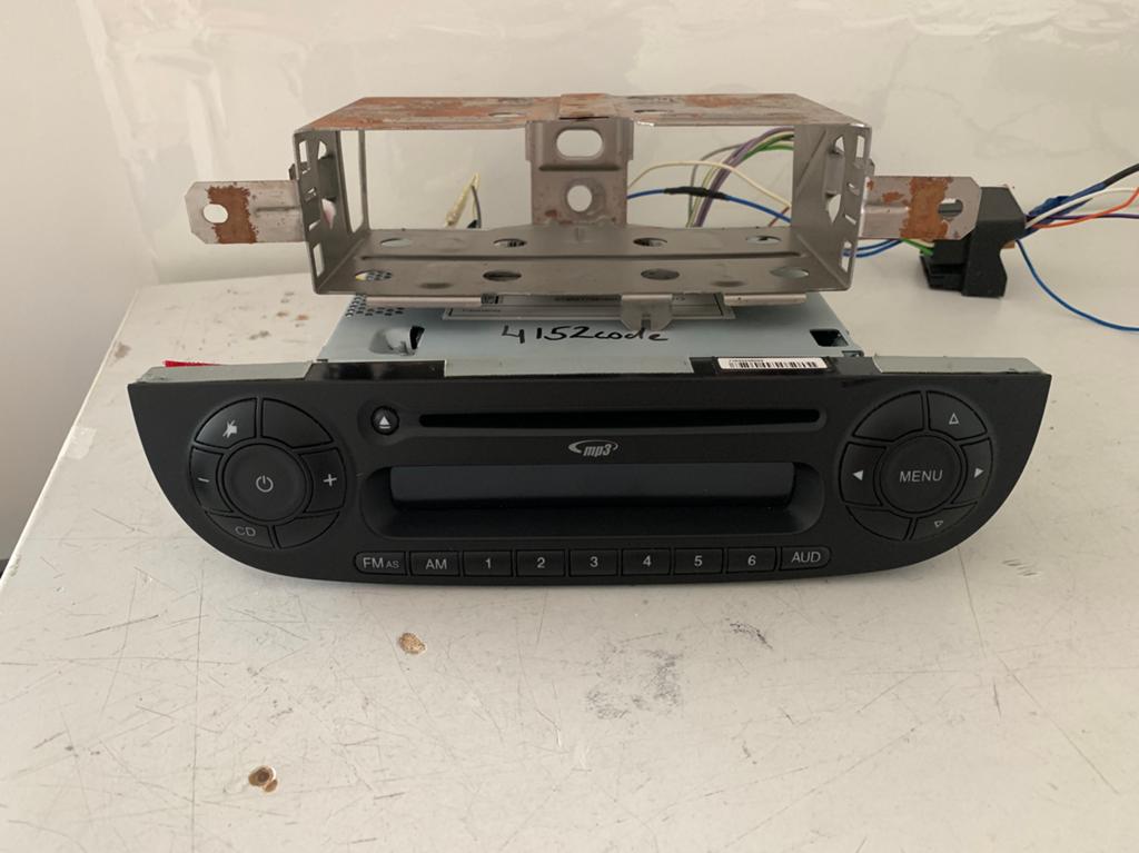 ORIGINEEL FIAT 500 RADIO CD MP3 MET CODE, Auto diversen, Autoradio's, Ophalen of Verzenden, Zo goed als nieuw