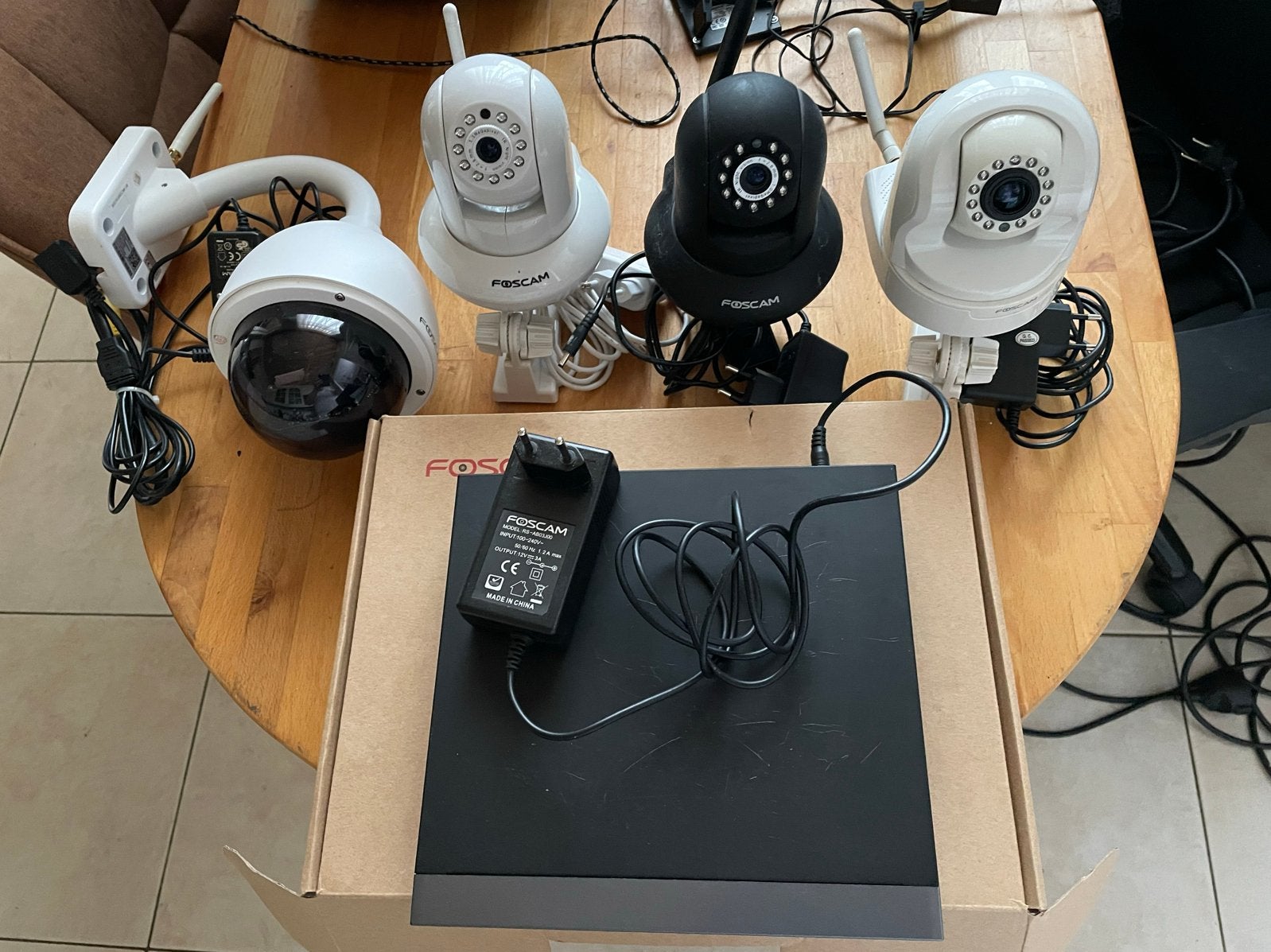 Foscam Beveiligingsset: 3 Binnen, 1 Buiten Camera + Recorder, Ophalen of Verzenden, Gebruikt, Binnencamera